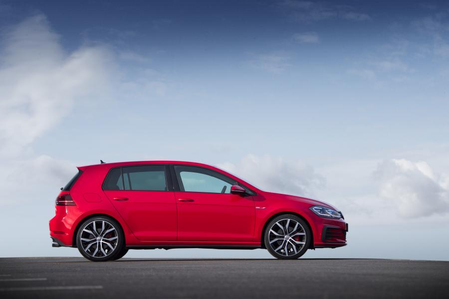  Volkswagen Golf GTi 5-Door 2017 года  (UK) (фото 23 из 28)